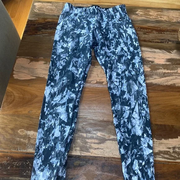 3 item bundle for $15✨ Black & white nike workout leggins - Picture 1 of 3